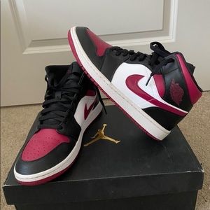 Air Jordan 1 MID shoes